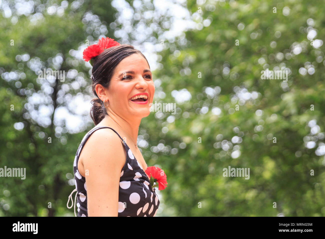 South Bank, Londres, 27 mai 2018. Un professeur de Flamenco démontre la bonne danse. Les enfants et les adultes s'amuser durant une classe de flamenco espagnol avec une démonstration de l'instructeur se déplace. Feria de Madrid, le festival espagnol sur la rive sud, retourne à Londres à son nouveau site derrière l'Oxo Tower. Le festival est gratuit et dispose de stands de nourriture, produits espagnols, des ateliers, de la musique et des spectacles de flamenco. Credit : Imageplotter News et Sports/Alamy Live News Banque D'Images