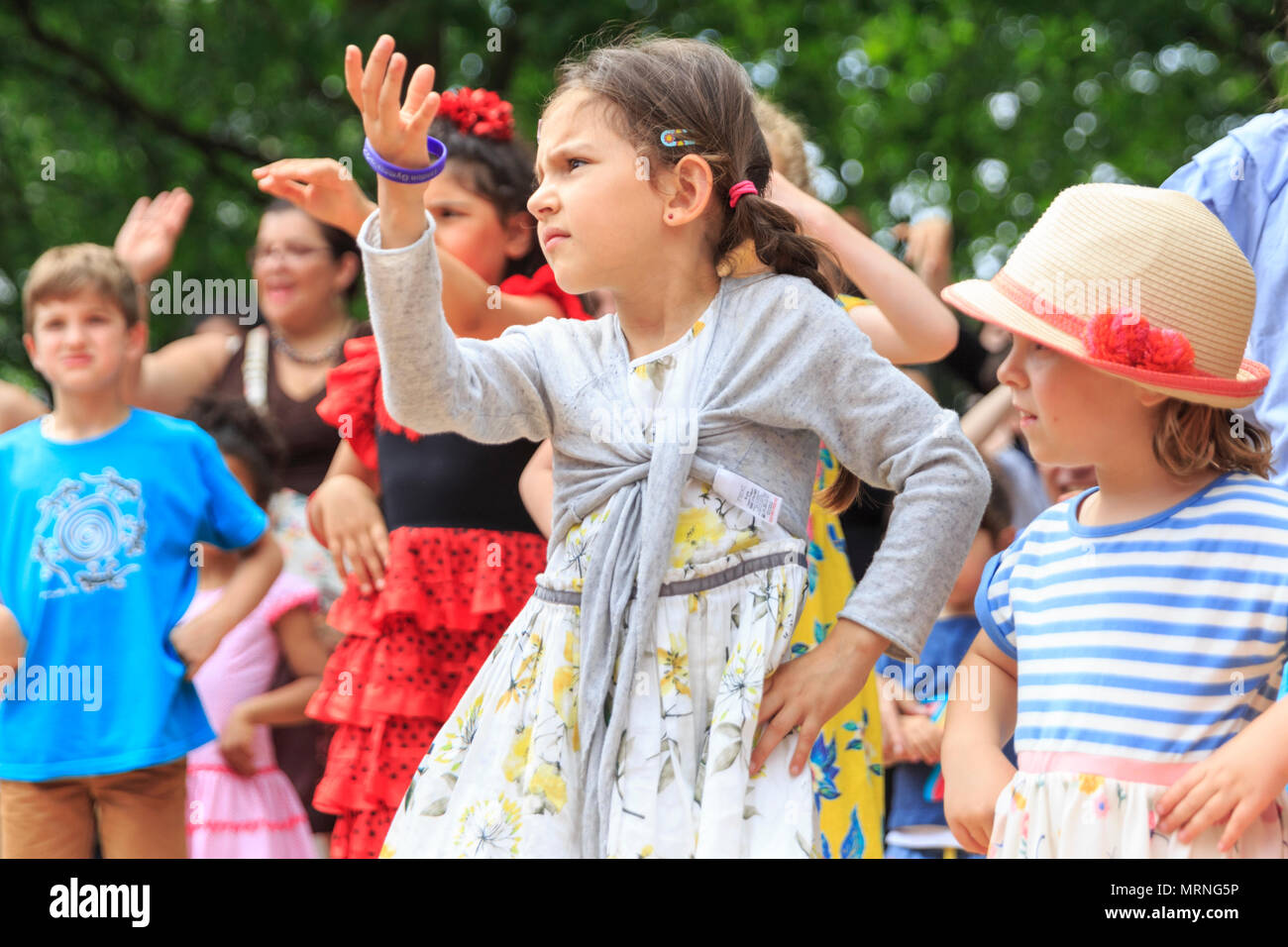 South Bank, Londres, 27 mai 2018. Les enfants et les adultes s'amuser durant une classe de flamenco espagnol avec une démonstration de l'instructeur se déplace. Feria de Madrid, le festival espagnol sur la rive sud, retourne à Londres à son nouveau site derrière l'Oxo Tower. Le festival est gratuit et dispose de stands de nourriture, produits espagnols, des ateliers, de la musique et des spectacles de flamenco. Credit : Imageplotter News et Sports/Alamy Live News Banque D'Images