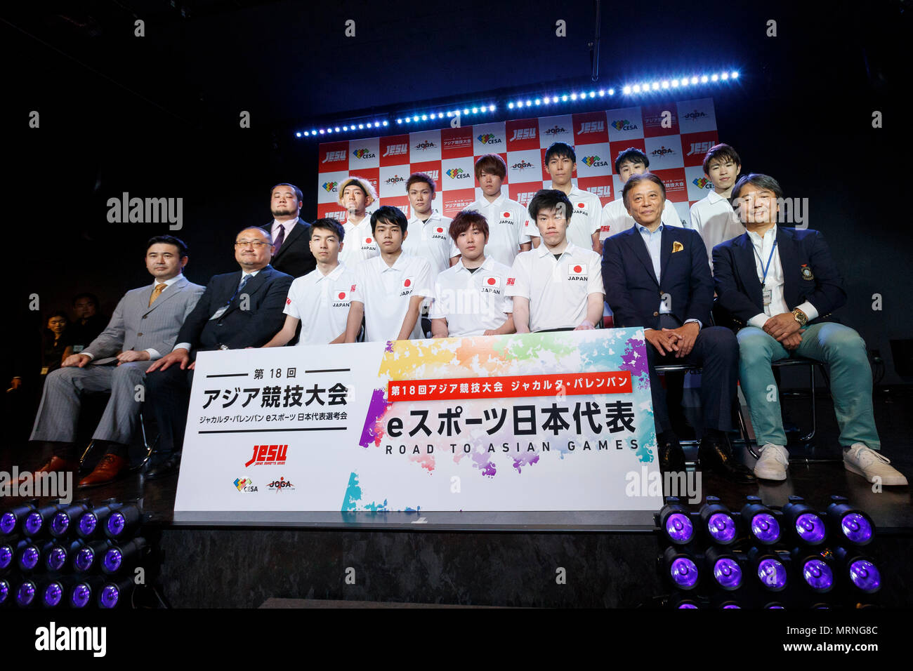 Tokyo, Japon. 27 mai, 2018. Les membres de l'équipe nationale du Japon et les organisateurs de poser pour les caméras après les Jeux Asiatiques d'eSports de qualification à Ikebukuro Japon EPA eSports Arena le 27 mai 2018, Tokyo, Japon. L'événement organisé par le Japon (JESU) Union eSports avait les joueurs à la compétition pour représenter le Japon au 18ème Jeux asiatiques 2018 Jakarta-Palembang, qui se tiendra en Indonésie en août. Credit : Rodrigo Reyes Marin/AFLO/Alamy Live News Crédit : AFLO Co.,Ltd/Alamy Live News Banque D'Images