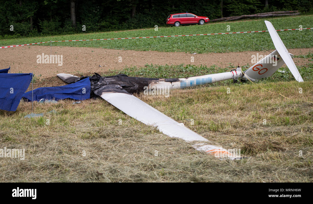 27 mai 2018, l'Allemagne, l'Mosbach-Reichenbuch : l'épave d'un petit avion se trouve dans un champ près de Mosbach après un plantage. Le pilote est décédé. (L'ID a été pixellisée pour des raisons juridiques concernant les droits de l'homme.) Photo : Christoph Schmidt/dpa Banque D'Images