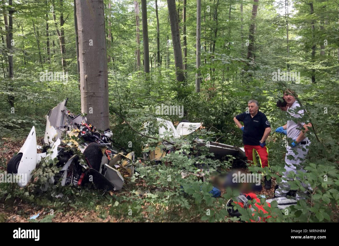 27 mai 2018, l'Allemagne, Kreis Esslingen, Nuertingen : un petit avion dans une zone forestière près de Nuertingen après un plantage. Le pilote est décédé dans l'accident. (Le corps du pilote a été pixellisée pour des raisons juridiques concernant les droits de l'homme.) Photo : Kohls/SDMG/dpa dpa : Crédit photo alliance/Alamy Live News Banque D'Images
