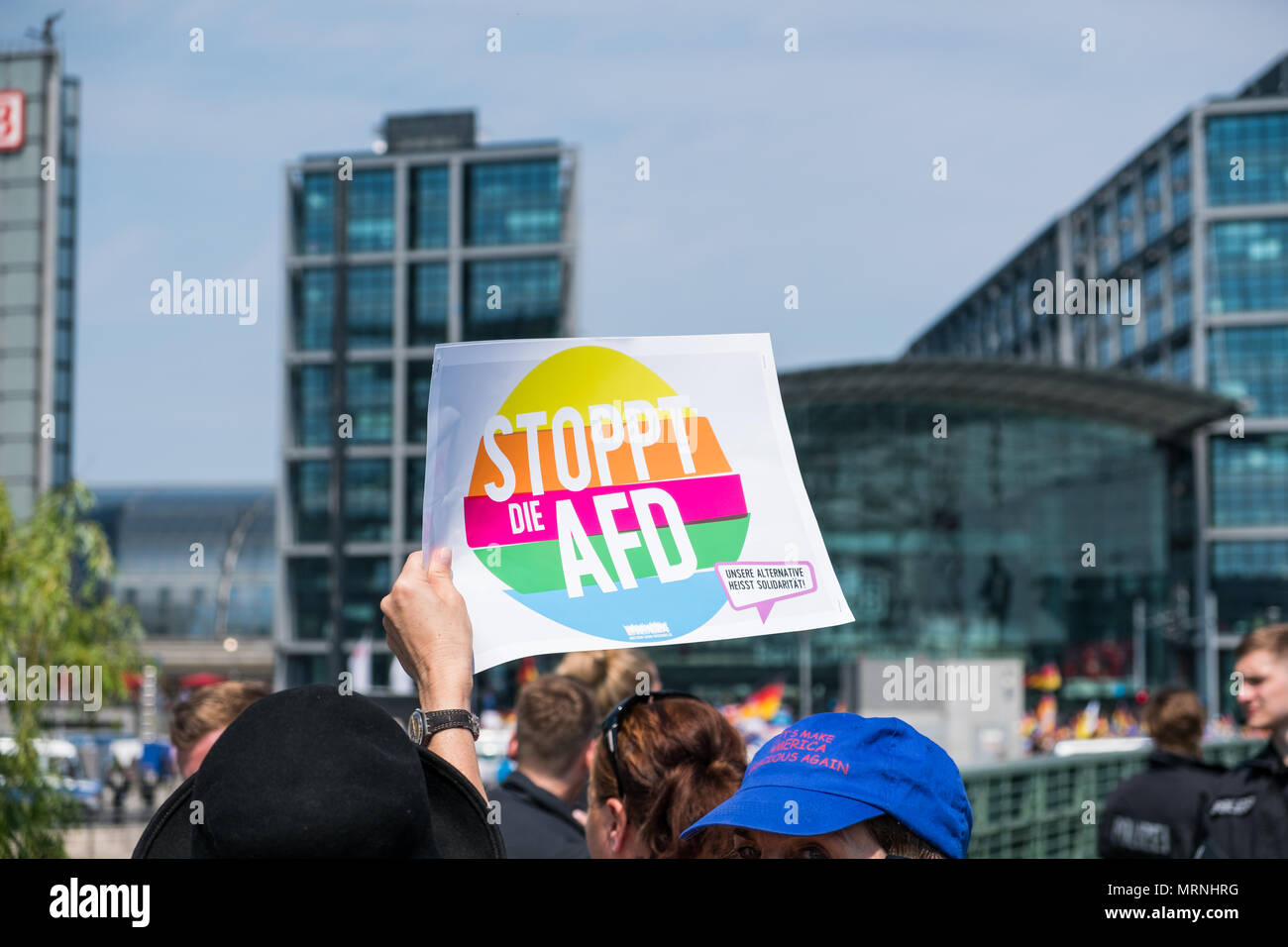 Berlin, Allemagne - le 27 mai 2018 : contre-manifestation contre la démonstration de l'AFD / Alternative pour l'Allemagne (allemand : Alternative für Deutschland, AfD), une droite de parti politique d'extrême droite en Allemagne. Credit : hanohiki/Alamy Live News Banque D'Images