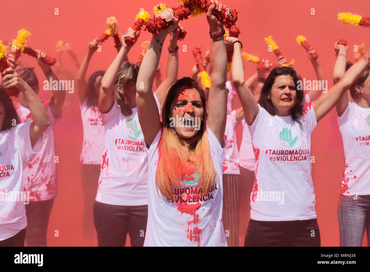 Madrid, Espagne. 27 mai, 2018. Performance de la Puerta del Sol se remplit de rouges contre la corrida et pour les droits des animaux. Des centaines de manifestants se sont rassemblés dans le centre-ville de Madrid pour exiger la fin de la corrida les performances et le support des droits des animaux. Credit : SOPA/Alamy Images Limited Live News Banque D'Images