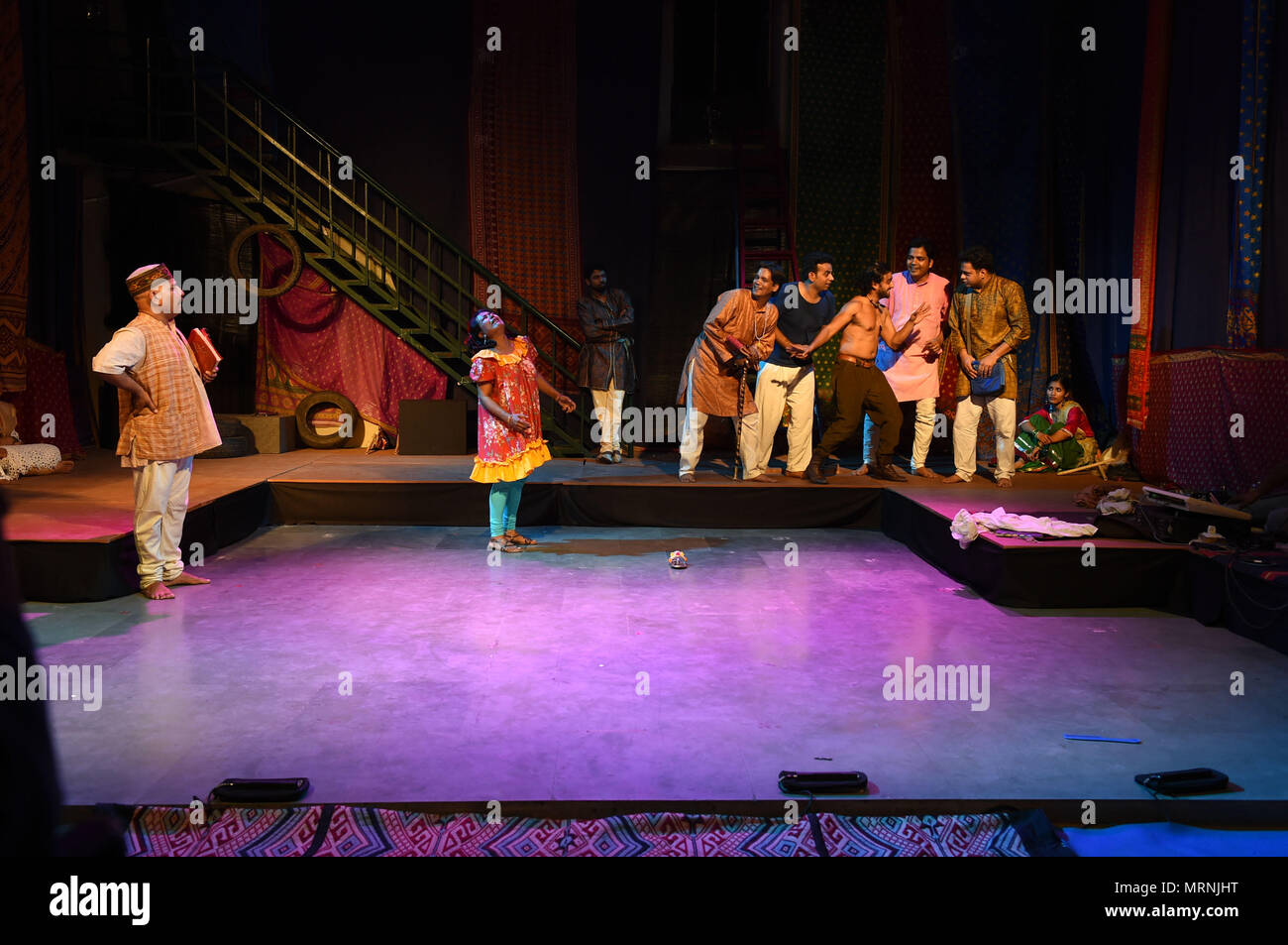 New Delhi, Inde. 27 mai, 2018. Interprètes en costumes traditionnels indiens effectuer dans une comédie musicale adaptée de la pièce de Shakespeare "La Mégère apprivoisée" à New Delhi, Inde, le 27 mai 2018. Credit : Zhang Naijie/Xinhua/Alamy Live News Banque D'Images