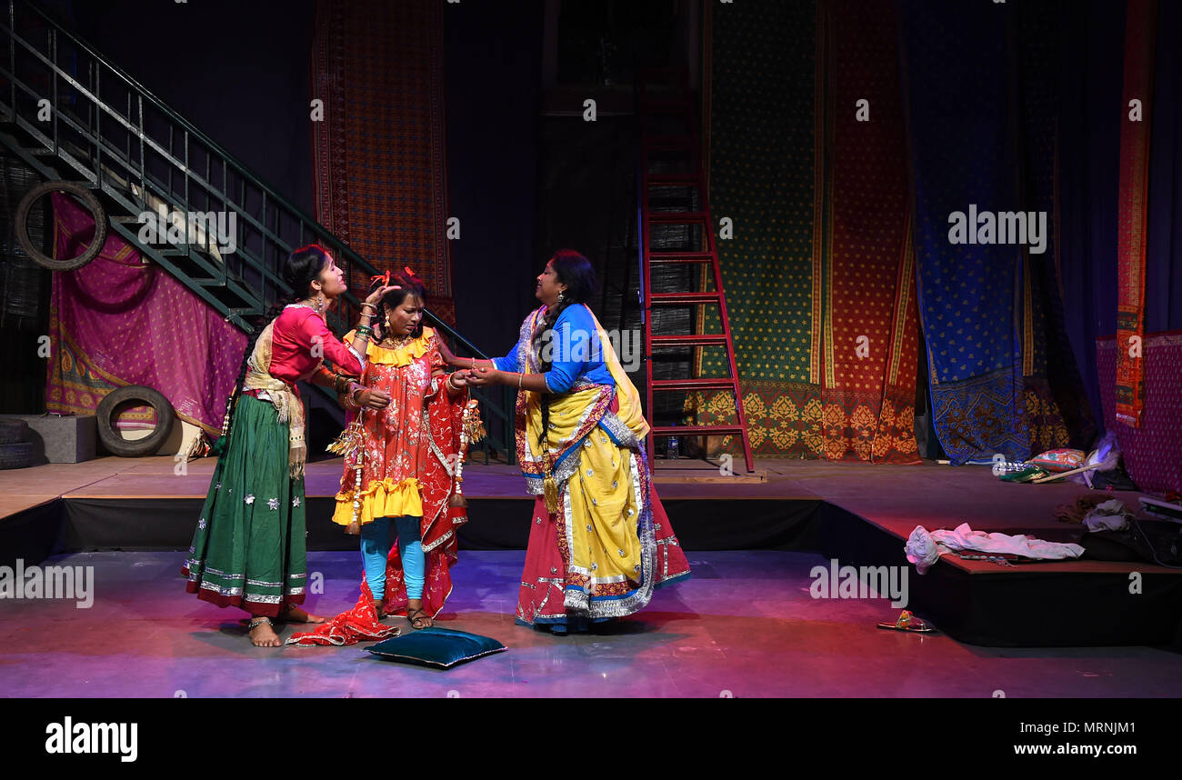 New Delhi, Inde. 27 mai, 2018. Interprètes en costumes traditionnels indiens effectuer dans une comédie musicale adaptée de la pièce de Shakespeare "La Mégère apprivoisée" à New Delhi, Inde, le 27 mai 2018. Credit : Zhang Naijie/Xinhua/Alamy Live News Banque D'Images