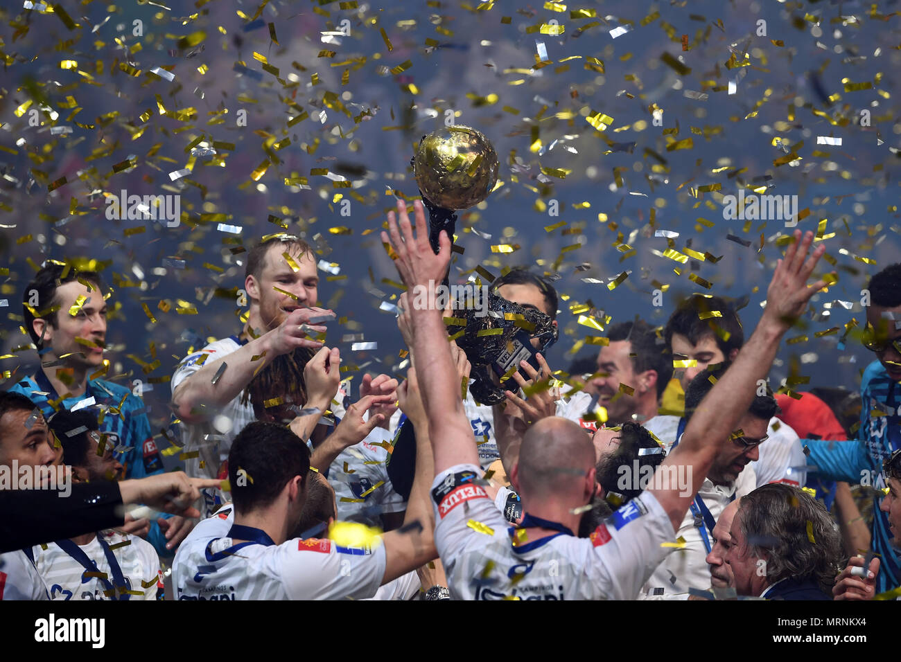 27 mai 2018, l'Allemagne, Cologne : Handball : Ligue des Champions, HBC Nantes vs Montpellier HB, quatre finales, finale à Lanxess Arena : les joueurs de Montpellier célébrer après avoir remporté la Ligue des champions de handball 2018. Photo : Federico Gambarini/dpa Banque D'Images