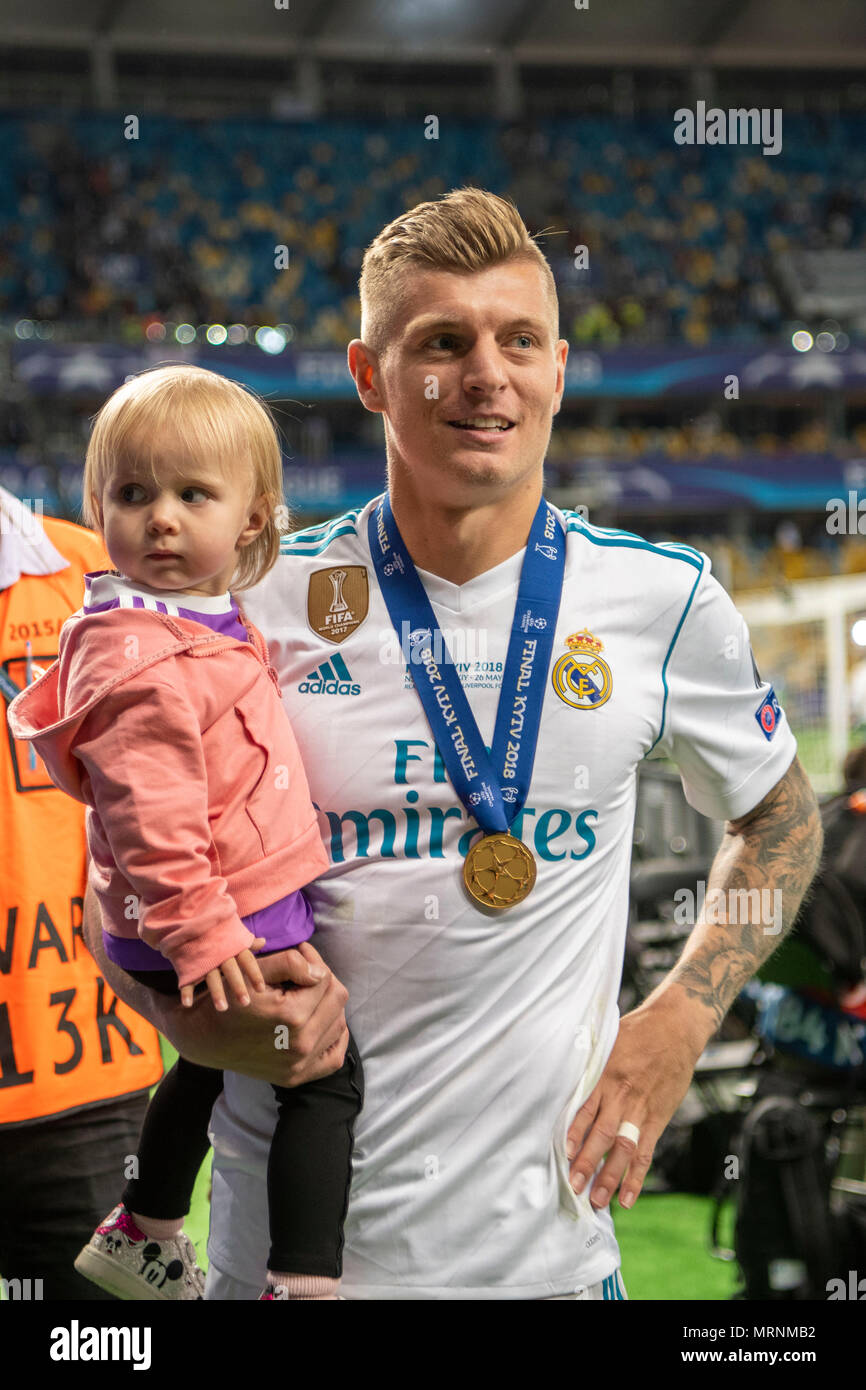 Toni Kroos du Real Madrid avec fille durant le match de finale de la Ligue  des Champions entre le Real Madrid CF 3-1 FC Liverpool au stade Olimpiyskiy  NSC à Kiev, Ukraine,