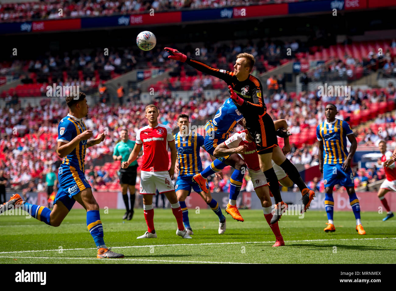 Londres, Angleterre. 27 mai 2018. Marek RodÃ¡k de Rotherham United pointe le ballon au cours de l'EFL Sky Bet League 1 Championnat Promotion match final entre Rotherham United et Shrewsbury Town au stade de Wembley, Londres, Angleterre le 27 mai 2018. Credit : THX Images/Alamy Live News Banque D'Images