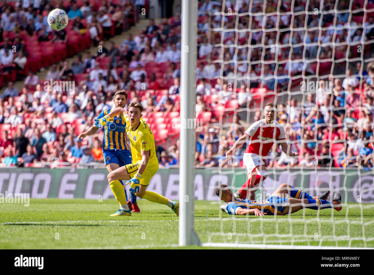 Londres, Angleterre. 27 mai 2018. Dean Henderson de Shrewsbury Town voit la balle sortir au cours de l'EFL Sky Bet League 1 Championnat Promotion match final entre Rotherham United et Shrewsbury Town au stade de Wembley, Londres, Angleterre le 27 mai 2018. Credit : THX Images/Alamy Live News Banque D'Images
