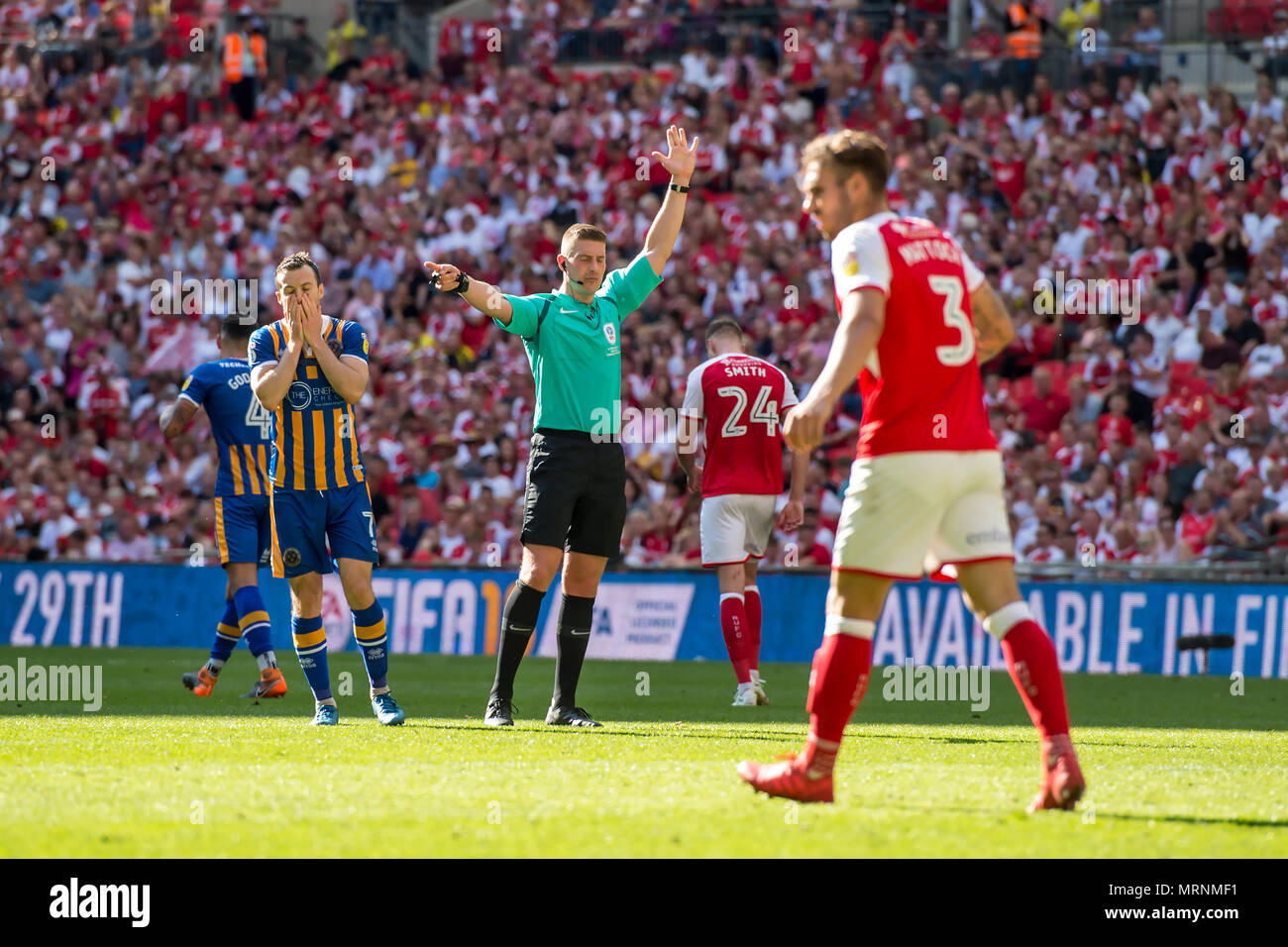 Londres, Angleterre. 27 mai 2018. Match arbitre Rob Jones au cours de l'EFL Sky Bet League 1 Championnat Promotion match final entre Rotherham United et Shrewsbury Town au stade de Wembley, Londres, Angleterre le 27 mai 2018. Credit : THX Images/Alamy Live News Banque D'Images