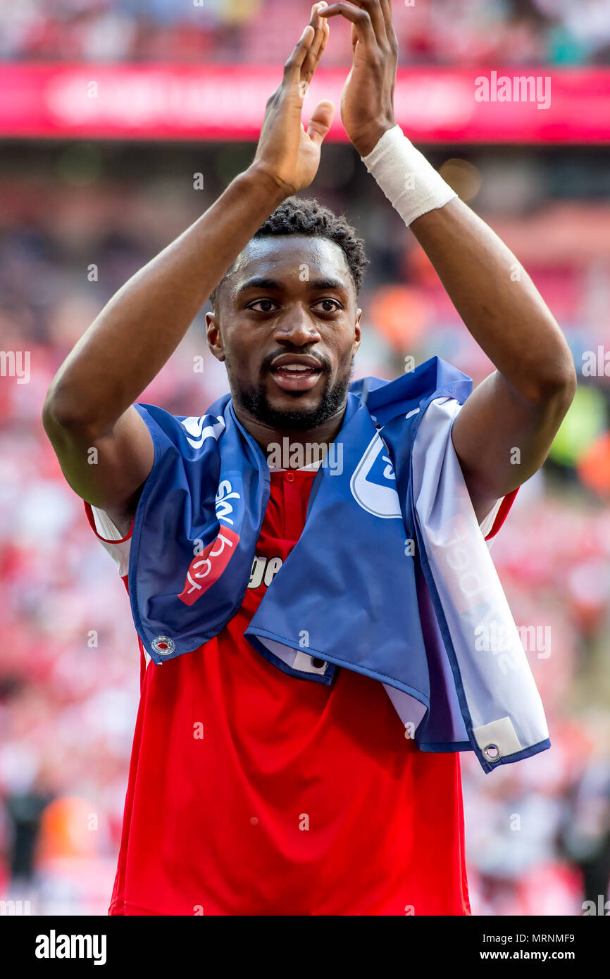 Londres, Angleterre. 27 mai 2018. Semi Ajayi de Rotherham United célèbre la promotion pour le championnat après la Ligue 1 pari Ciel EFL Championnat Promotion match final entre Rotherham United et Shrewsbury Town au stade de Wembley, Londres, Angleterre le 27 mai 2018. Credit : THX Images/Alamy Live News Banque D'Images