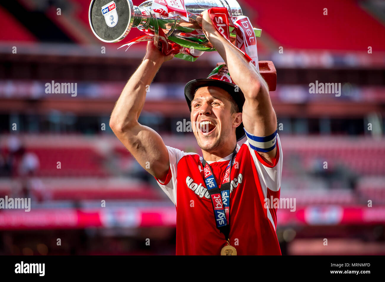 Londres, Angleterre. 27 mai 2018. Richard Bois de Rotherham United soulève le trophée Play Offs et célèbre la promotion pour le championnat après la Ligue 1 pari Ciel EFL Championnat Promotion match final entre Rotherham United et Shrewsbury Town au stade de Wembley, Londres, Angleterre le 27 mai 2018. Credit : THX Images/Alamy Live News Banque D'Images