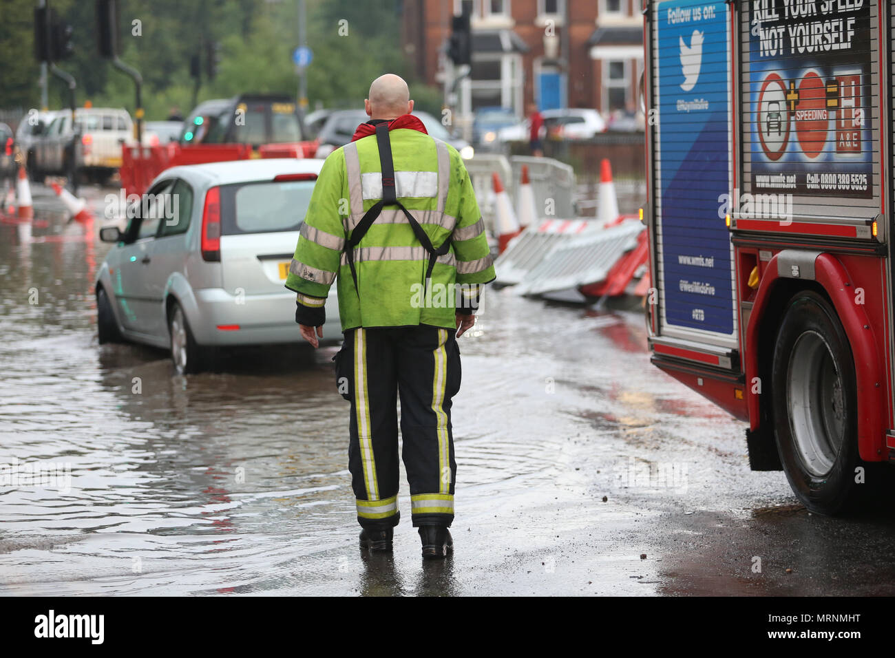 West Midlands Fire service sauvetage d'une voiture à l'eau d'inondation Banque D'Images