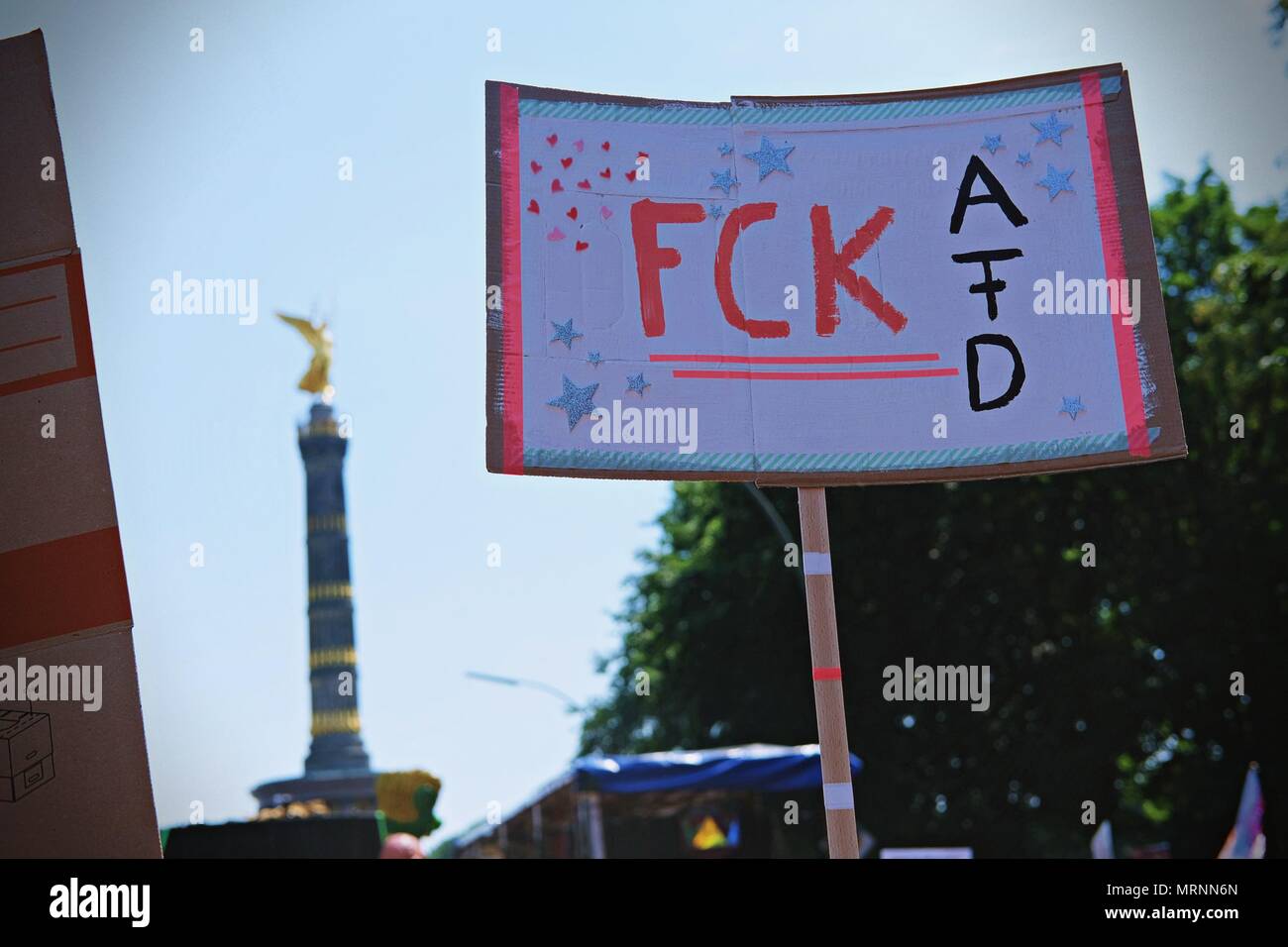 Berlin, Allemagne. 27 mai, 2018. Une affiche de l'écriture sur c 'FCK AFD' vu pendant la manifestation.les amateurs de techno et à la lutte contre le racisme, les militants ont défilé à Berlin contre un rassemblement organisé par le parti d'extrême droite allemande, l'AFD. Plus de 70.000 personnes (selon les organisateurs) ont pris les rues de Berlin avec une grande fête organisée par certains des plus célèbres clubs techno de Berlin. Plusieurs démos compteur ont eu lieu le long de la capitale Allemande pour protester contre le rallye de l'AFD qui a commencé à la gare principale et terminé à la Brandenburger Tor avec des centaines de participants. (Crédit Image : © Banque D'Images