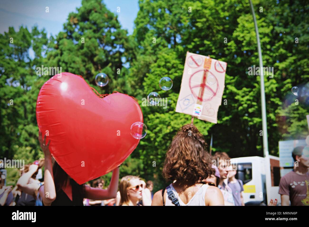 Berlin, Allemagne. 27 mai, 2018. Vu une femme tenant un ballon en forme de coeur pendant la manifestation.les amateurs de techno et à la lutte contre le racisme, les militants ont défilé à Berlin contre un rassemblement organisé par le parti d'extrême droite allemande, l'AFD. Plus de 70.000 personnes (selon les organisateurs) ont pris les rues de Berlin avec une grande fête organisée par certains des plus célèbres clubs techno de Berlin. Plusieurs démos compteur ont eu lieu le long de la capitale Allemande pour protester contre le rallye de l'AFD qui a commencé à la gare principale et terminé à la Brandenburger Tor avec des centaines de participants. (Crédit Imag Banque D'Images