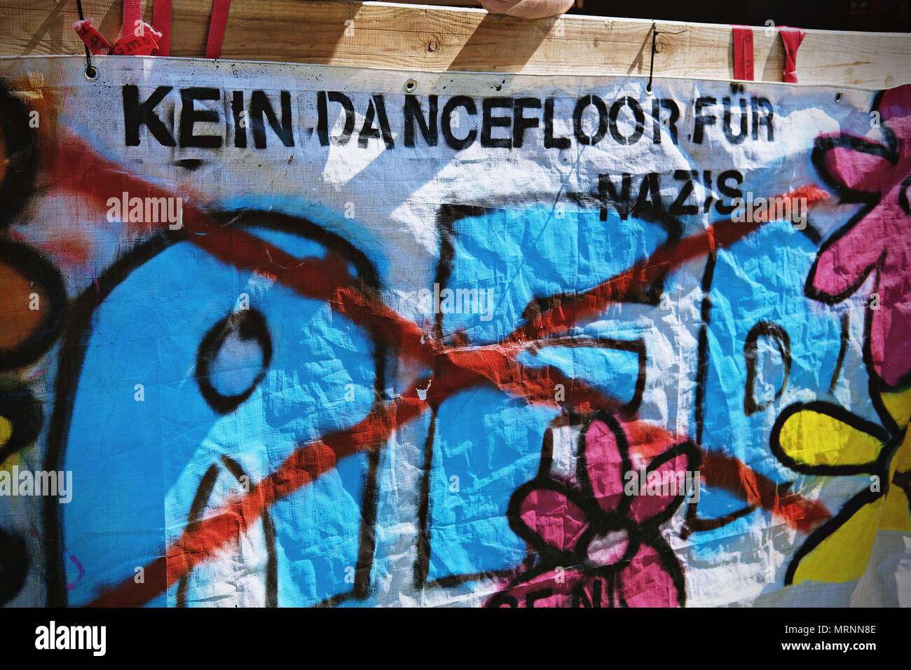 Berlin, Allemagne. 27 mai, 2018. Une bannière avec l'AFD traversé vu pendant la manifestation.les amateurs de techno et à la lutte contre le racisme, les militants ont défilé à Berlin contre un rassemblement organisé par le parti d'extrême droite allemande, l'AFD. Plus de 70.000 personnes (selon les organisateurs) ont pris les rues de Berlin avec une grande fête organisée par certains des plus célèbres clubs techno de Berlin. Plusieurs démos compteur ont eu lieu le long de la capitale Allemande pour protester contre le rallye de l'AFD qui a commencé à la gare principale et terminé à la Brandenburger Tor avec des centaines de participants. (Crédit Image : © Lorena de Banque D'Images
