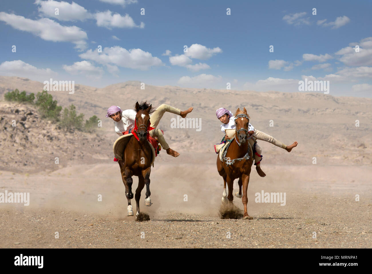 Al Safen, Oman, le 28 avril 2018 : les hommes de l'équitation pour le plaisir dans les régions rurales de l'Oman Banque D'Images