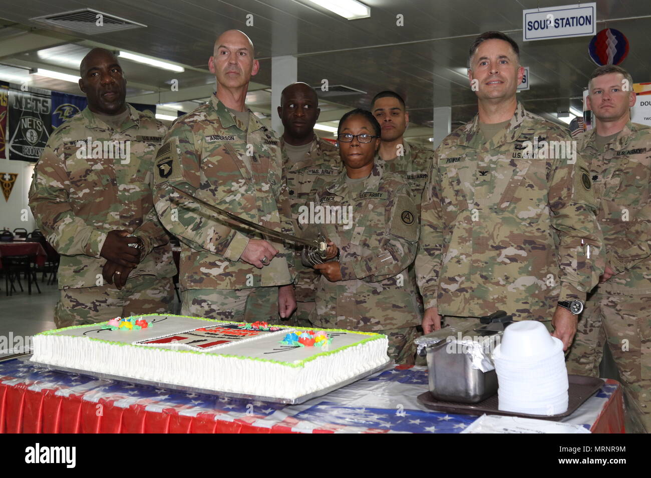 Le Sgt Commande Le Major Scott Anderson Deuxieme A Gauche De Soutien Americain Group Kuwait Enrole Conseiller Principal De L Armee Americaine Avec Pvt Timpsett Conseil Centre Le Plus Jeune Soldat Enrole Pour Cette Le Sgt Commande Le Major Scott Anderson Deuxieme A Gauche De Soutien Americain Group Kuwait Enrole Conseiller Principal De L Armee Americaine Avec Pvt Timpsett Conseil Centre Le Plus Jeune Soldat Enrole Pour Cette