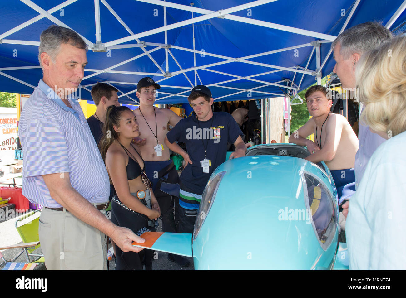 International Submarine races est une compétition technique où les équipes universitaires conçoivent et exploitent des sous-marins à propulsion humaine pour des essais de vitesse. L'image d'archives documente les préparatifs des tests et l'activité opérationnelle à la Naval surface Warfare Center Carderock Division pendant la première journée de la 14e course qui s'est tenue le 26 juin 2017, dans le Maryland. Banque D'Images