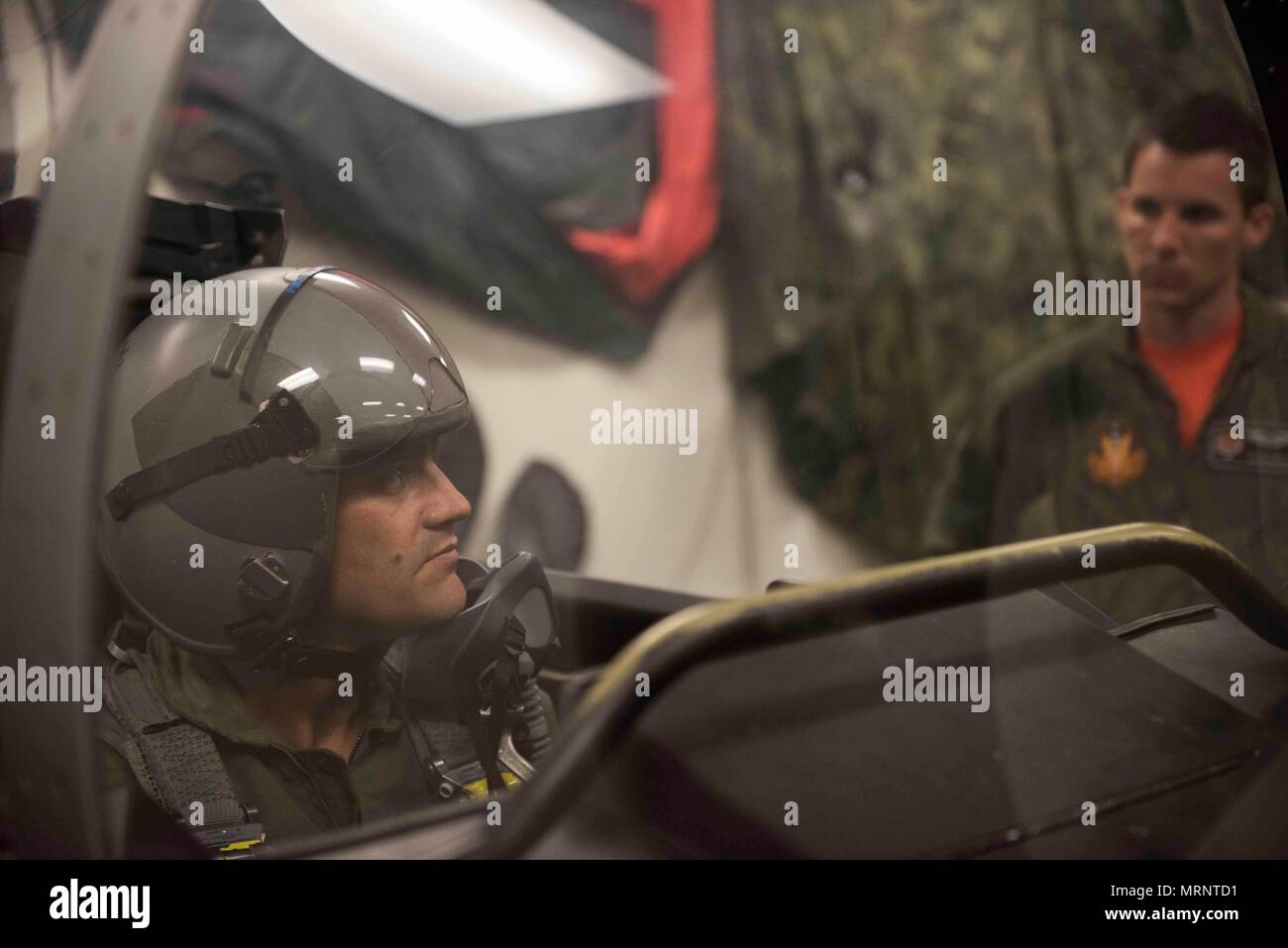 Vice-président Buster Gibson de l'Shoshone-Paiute tribus de la vallée de canard Indian Reservation obtient la formation pour son vol d'orientation, le 16 juin 2017, à Mountain Home Air Force Base, Texas. Gibson est assis dans le cockpit de simulation pour obtenir un sentir pour la façon dont le vol sera effective. (U.S. Air Force photo par un membre de la 1re classe Malaisie Berry/libérés) Banque D'Images