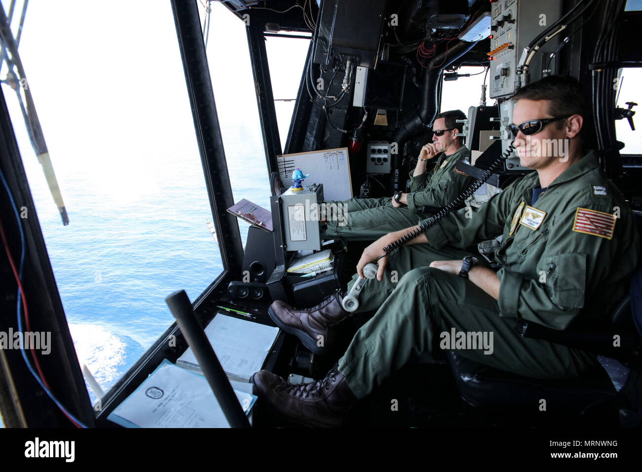 170622-N-FM530-049 MER MÉDITERRANÉE (22 juin 2017) La San Antonio-classe de transport amphibie USS dock de Mesa Verde (LPD 19) airboss, le lieutenant Jameson McCort, droite, et des mini-boss, le Lieutenant Kyle Corry, superviser les opérations sur le pont lors d'un ravitaillement vertical en mer, le 22 juin 2017. L'airboss et mini-boss sont responsables des opérations de vol et toute l'activité sur le pont du navire. Le navire est déployé avec le groupe amphibie Bataan et 24e Marine Expeditionary Unit pour appuyer les opérations de sécurité maritime et les efforts de coopération en matière de sécurité dans le théâtre aux États-Unis 6e fle Banque D'Images