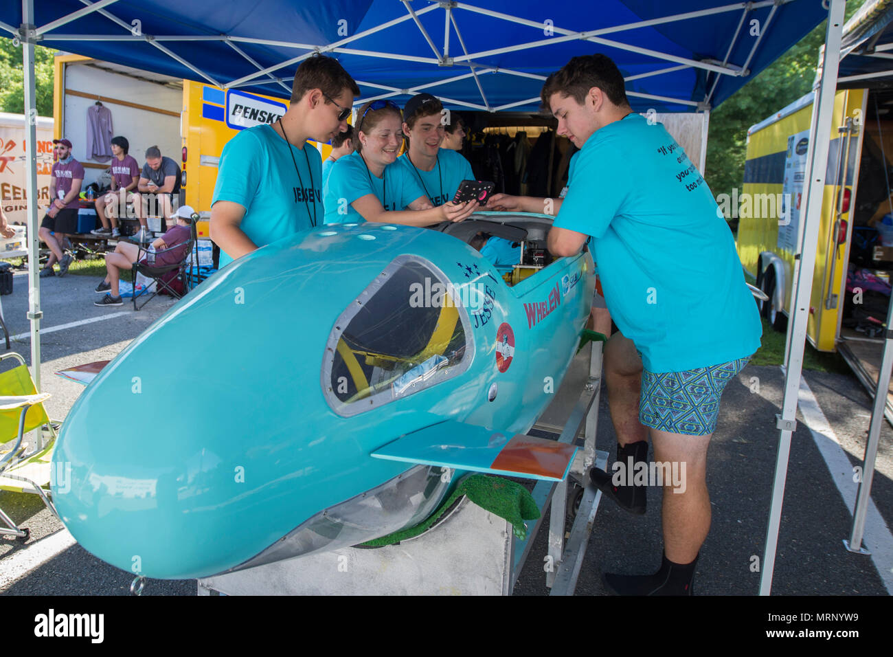 International Human-Powered Submarine races est une compétition biennale d'ingénierie mettant en vedette des submersibles conçus par des étudiants, propulsés par des plongeurs, qui a lieu au David Taylor Model Basin, Naval surface Warfare Center Carderock Division, West Bethesda, Maryland, le 27 juin 2017. L'image d'archives documente le deuxième jour des essais menés à l'intérieur de l'environnement contrôlé du bassin d'essai. Banque D'Images