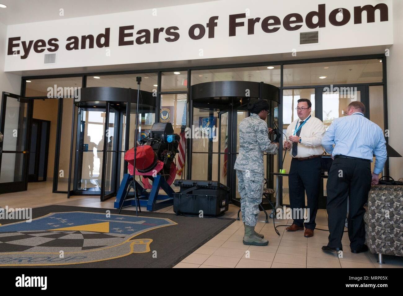 Les cadres supérieurs d'un membre de la aliya (gauche), 9e Escadron, analyste du renseignement de l'imagerie reçoit instruction de Josh Wren, Booz Allen Hamilton, concepteur de systèmes d'enseignement sur l'utilisation d'un casque de réalité virtuelle à Beale Air Force Base, en Californie, le 24 mai 2017. La technologie de la réalité virtuelle est aussi utilisé par l'Armée de l'air pour aider à perfectionner les compétences de vol des pilotes dans un environnement sûr. (U.S. Photo de l'Armée de l'air par la Haute Airman Lauren Parsons/libérés) Banque D'Images