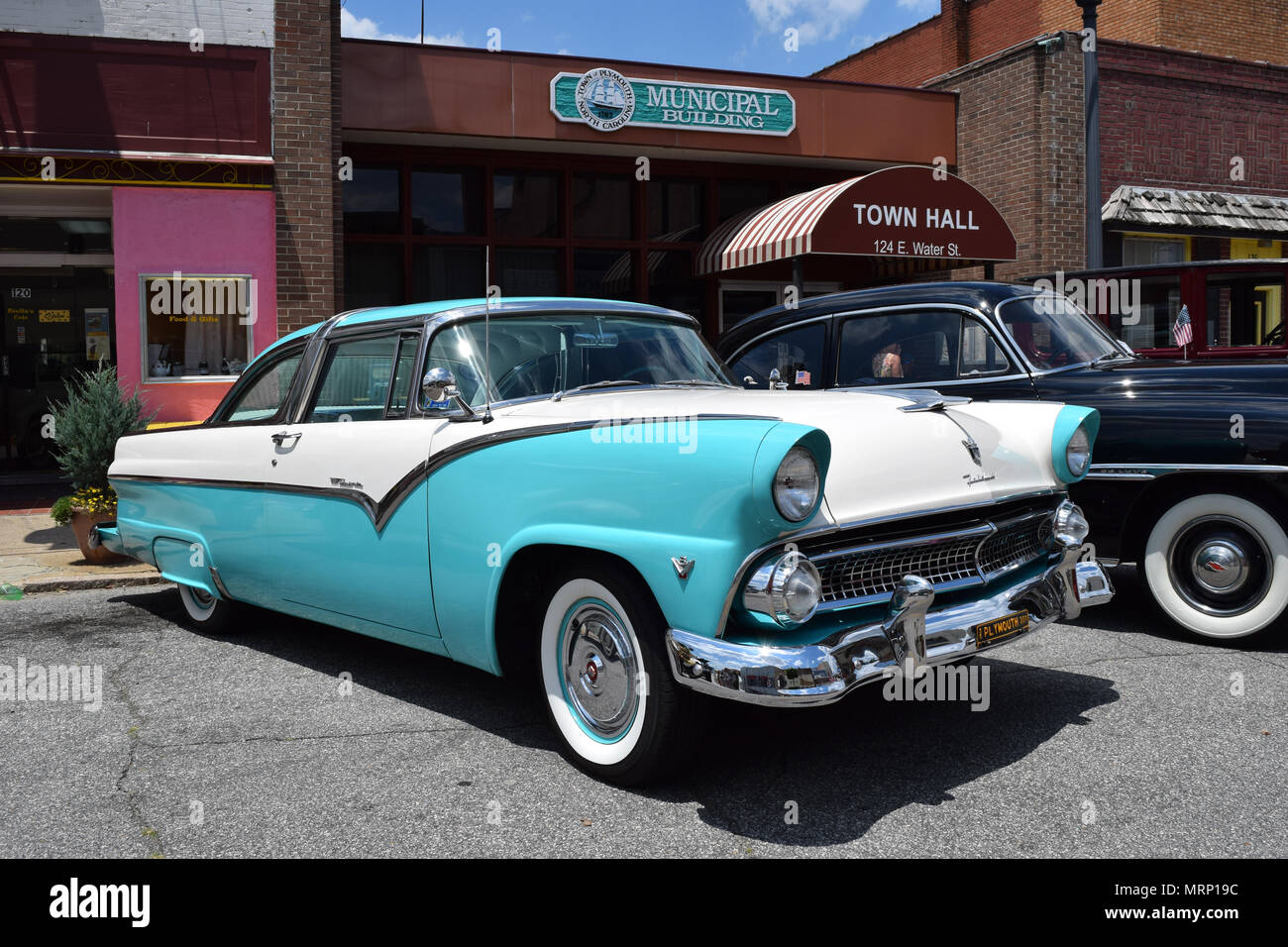 Une voiture Ford Crown Victoria 1955 à une exposition de voiture. Banque D'Images
