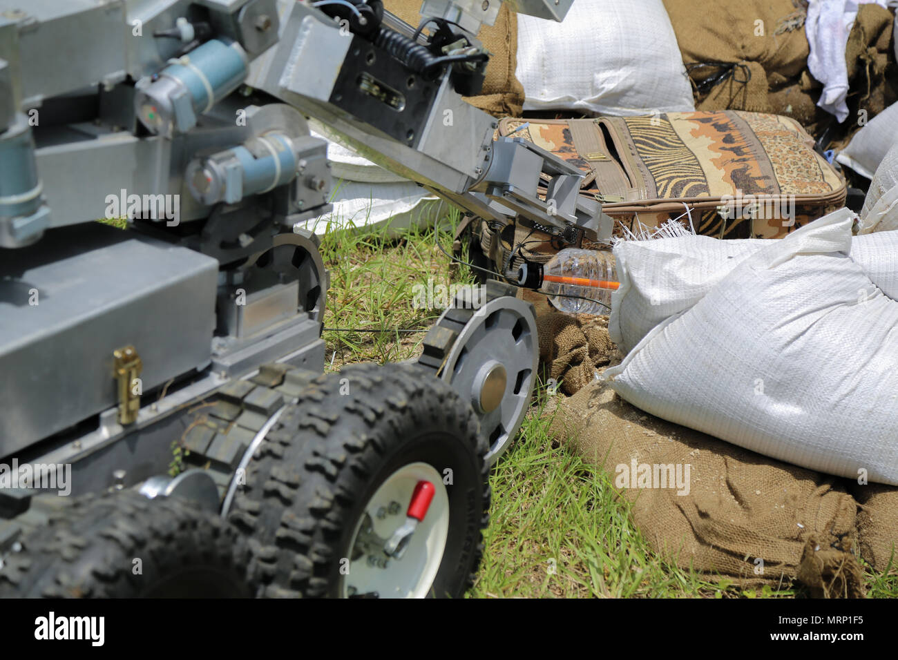 ANDROS un F6un robot, attribué à saint Bernard le Département du Shérif, se déplace et met un instrument au cours de l'hydrojet Raven's Challenge 2017 au camp Shelby, Mississippi, le 27 juin 2017. Raven's Challenge est un événement annuel de formation qui fournit le personnel de neutralisation des explosifs et de la sécurité publique des escadrons de la bombe de militaires et les organismes gouvernementaux l'interopérabilité dans un environnement tactique intérieur réaliste. (U.S. Photo de l'armée par le Sgt. Ashley En, 55e Compagnie de transmissions) Banque D'Images
