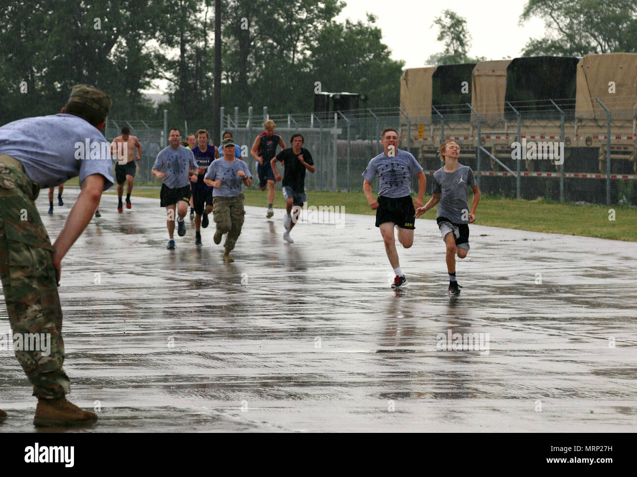 2017 Fitness Camp est un événement de formation et de sensibilisation organisé par la 831st Engineer Company de la Garde nationale de l'armée de l'Iowa pour promouvoir la condition physique et le travail d'équipe. L'image d'archive montre les participants qui ont couru sous la pluie à Middletown, Iowa, le 20 juin 2017, lors d'activités liées au bataillon de recrutement et de rétention de la Garde nationale de l'Iowa. Banque D'Images