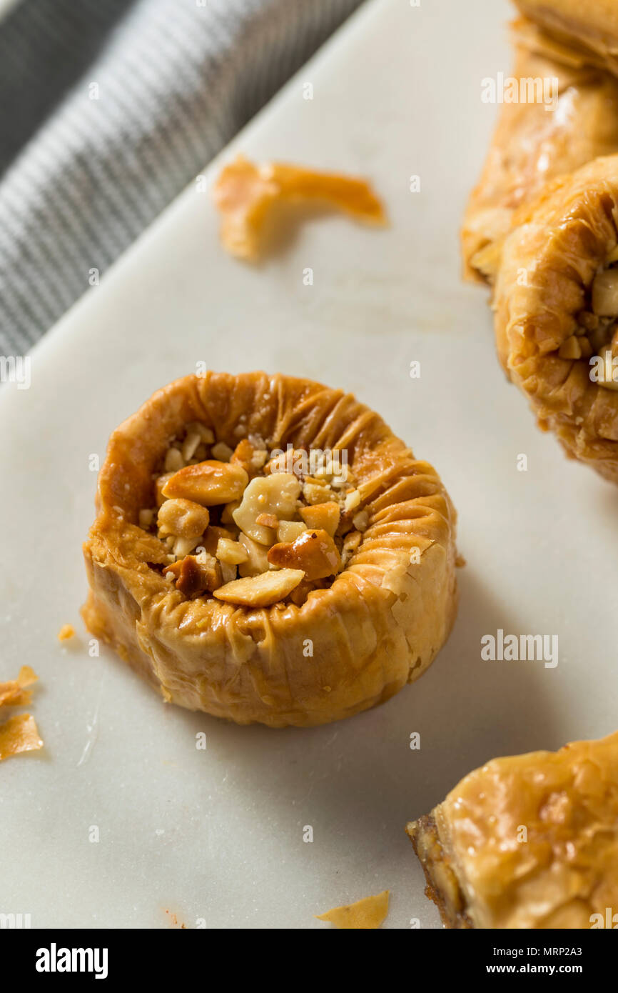 Baklava turc fait maison avec des pâtisseries au miel et noix Banque D'Images