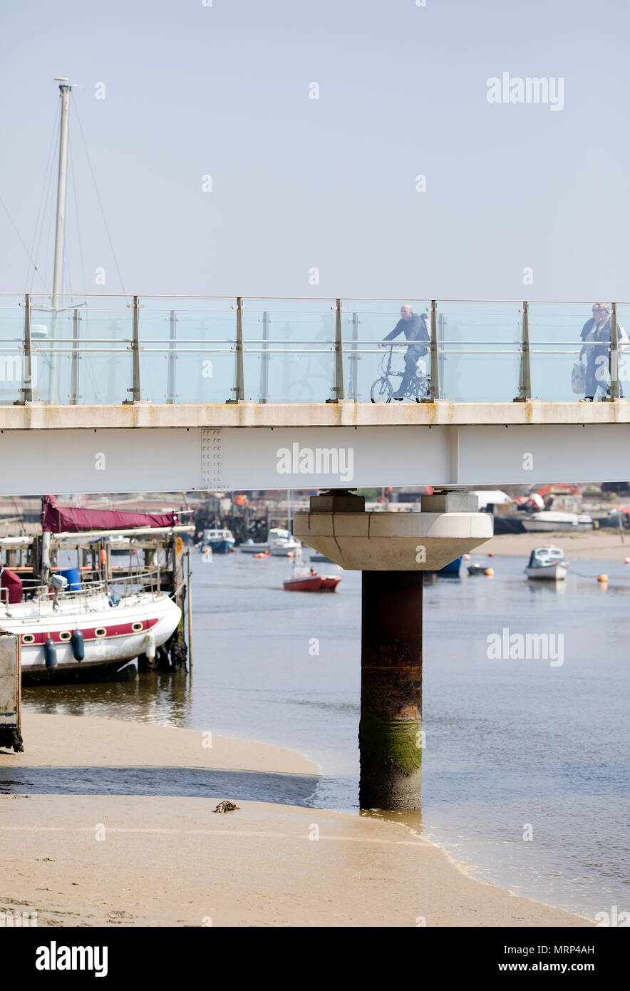 Cycliste sur le pont de la rivière Adur, Shoreham, West Sussex, UK 2018 Banque D'Images