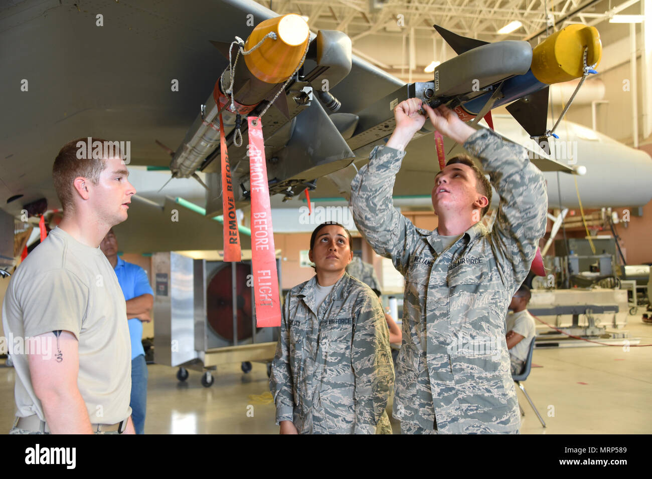Aviateurs Bradd Hammond, Tyane Haylock et Anthony Williams, 363e Escadron d'entraînement d'avions F-15 Eagle de systèmes d'armement étudiants apprenti effectuer des vérifications fonctionnelles de lancement et les systèmes de suspension à Sheppard Air Force Base, Texas, le 17 juin 2017. Les élèves apprennent à maintenir les dispositifs de lancement et de presse et également de charger des munitions sur eux. (U.S. Air Force photo/Liz H. Colunga) Banque D'Images
