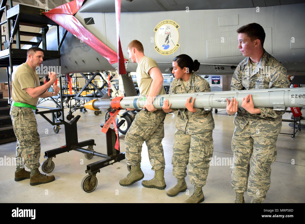 Aviateurs Bradd Hammond, Tyane Haylock et Anthony Williams, 363e Escadron d'entraînement d'avions F-15 Eagle de systèmes d'armement étudiants apprenti décharger des munitions dans le leur instructeur Tech. Le Sgt. Jimmy Adkins III Les supervise à Sheppard Air Force Base, Texas. Les élèves apprennent à maintenir, au lancement et à la presse ainsi que des munitions à charge sur eux. (U.S. Air Force photo/Liz H. Colunga) Banque D'Images