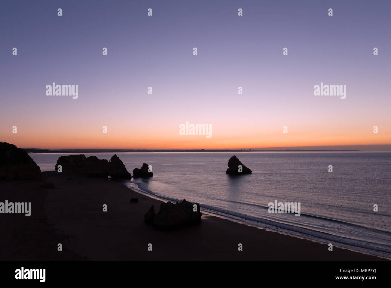 Lever du soleil sur l'océan à Lagos, Portugal. Vide de sable avec des rochers au lever du soleil. Banque D'Images