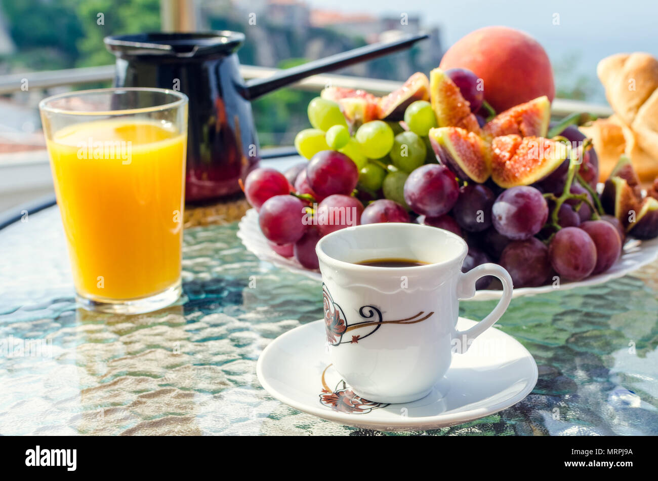 Petit déjeuner sain sur la table avec une tasse de café, un verre de jus d'orange, une plaque de la bourgogne blanc et raisins, figues, de pêche et de café turc Banque D'Images