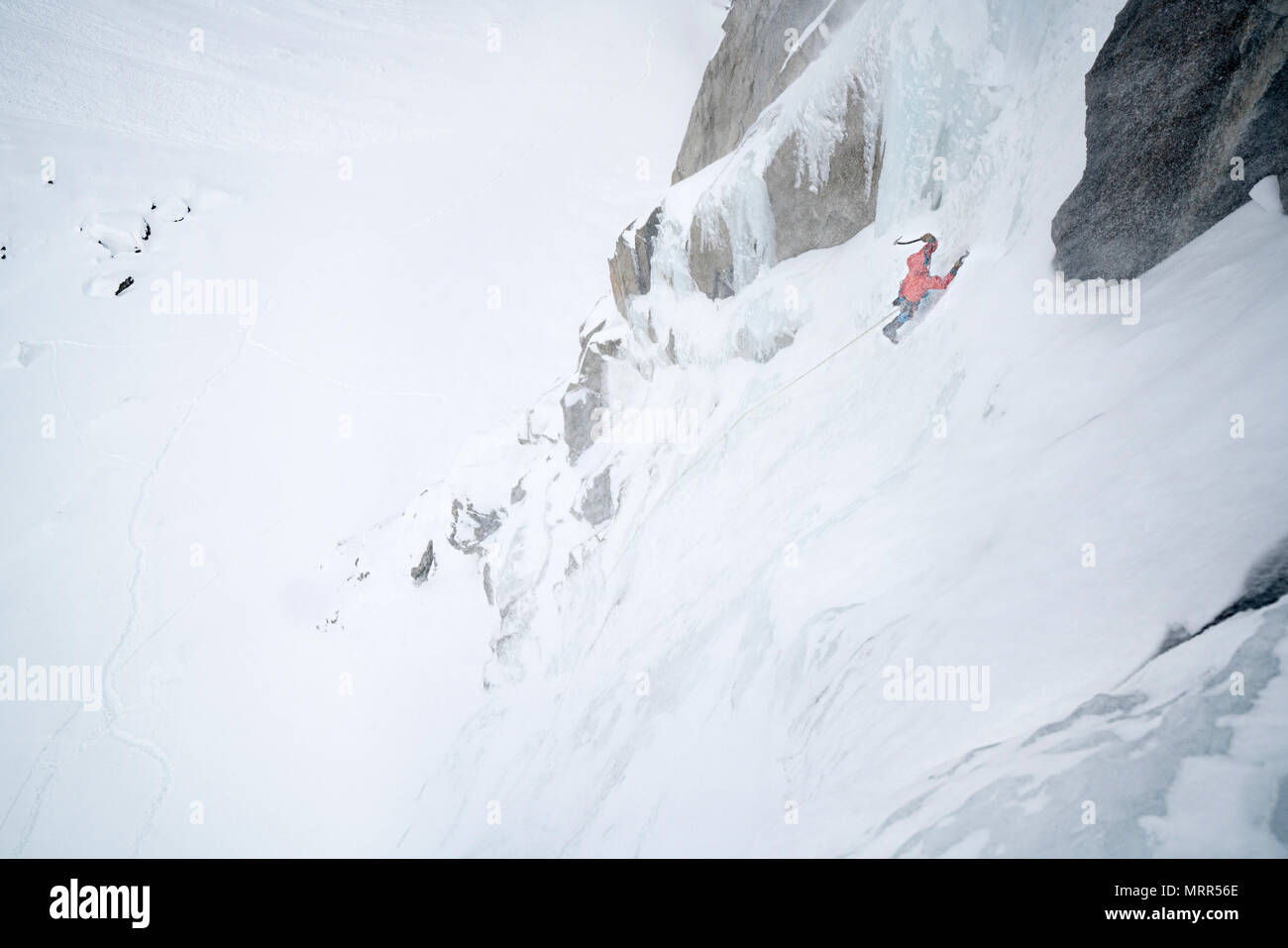 Un homme laisse monte plusieurs longueurs de l'escalade de glace dans la région de Lee Vining California Banque D'Images
