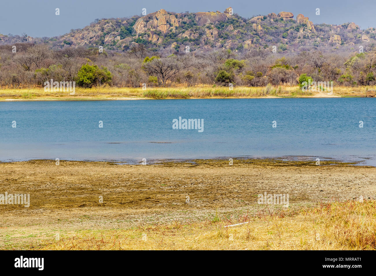 Vue sur un lac entouré de rochers, à Matobo National Park, Zimbabwe. Le 26 septembre 2016. Banque D'Images