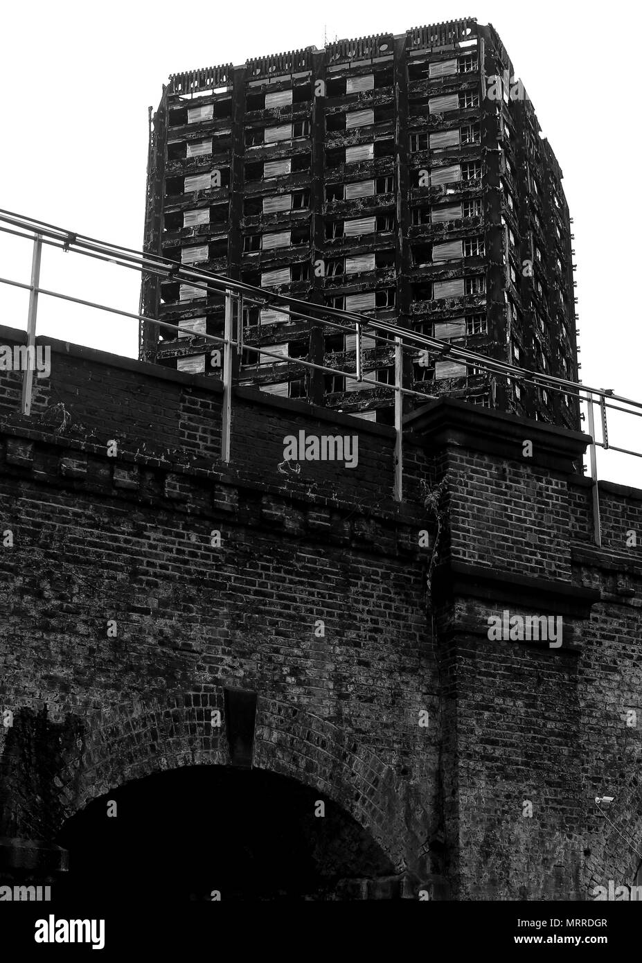 Vue sur la rue de la tour de Grenfell brûlée après l'incendie du 14 juin 2017 Banque D'Images