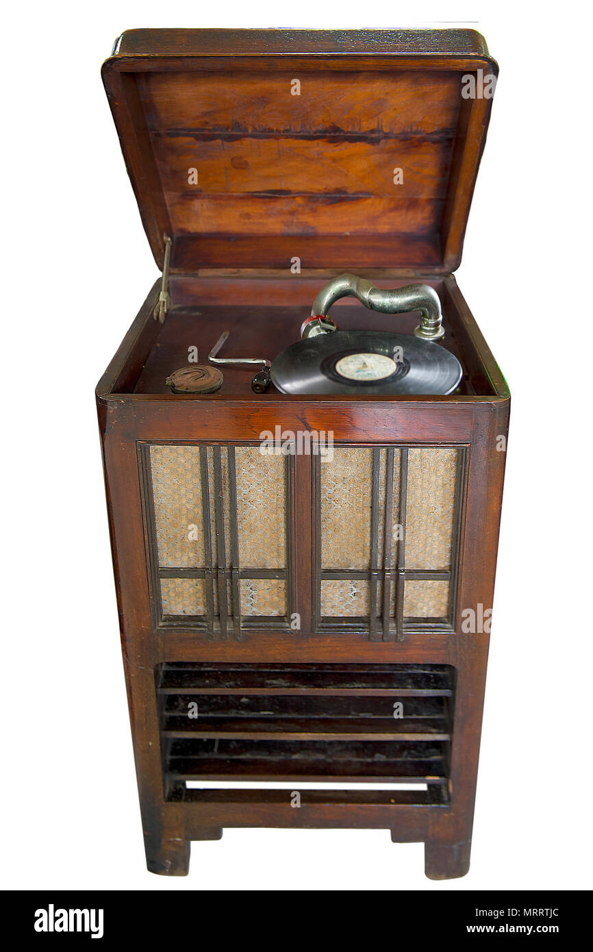 Vintage Vinyl Record Player : ancienne rétro vinyl record player situé dans l'armoire en bois isolé sur fond blanc avec chemin de détourage. Banque D'Images