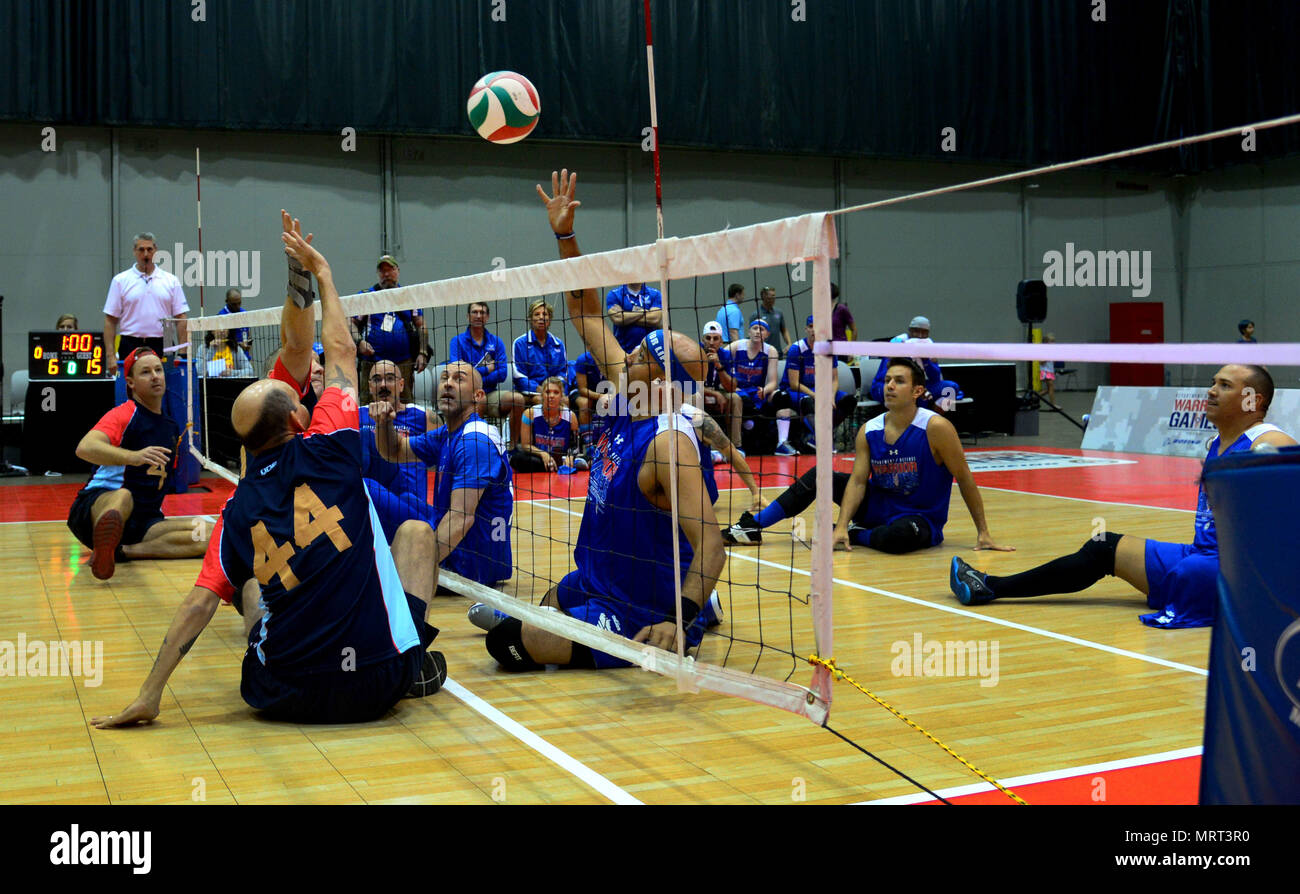 U.S. Air Force Tech. Le Sgt. Terrance Williams, une troupe des forces de sécurité de Kankakee, Illinois, conseils une balle pendant un match de volleyball assis au 2017 Jeux de guerrier 30 juin 2017 Place-Lakeside à McCormick Center, Chicago, Illinois Williams prendra également part à la voie et le basket-ball en fauteuil roulant pendant les jeux de cette année. (U.S. Photo de l'Armée de l'air par le sergent. Alexx Pons) Banque D'Images