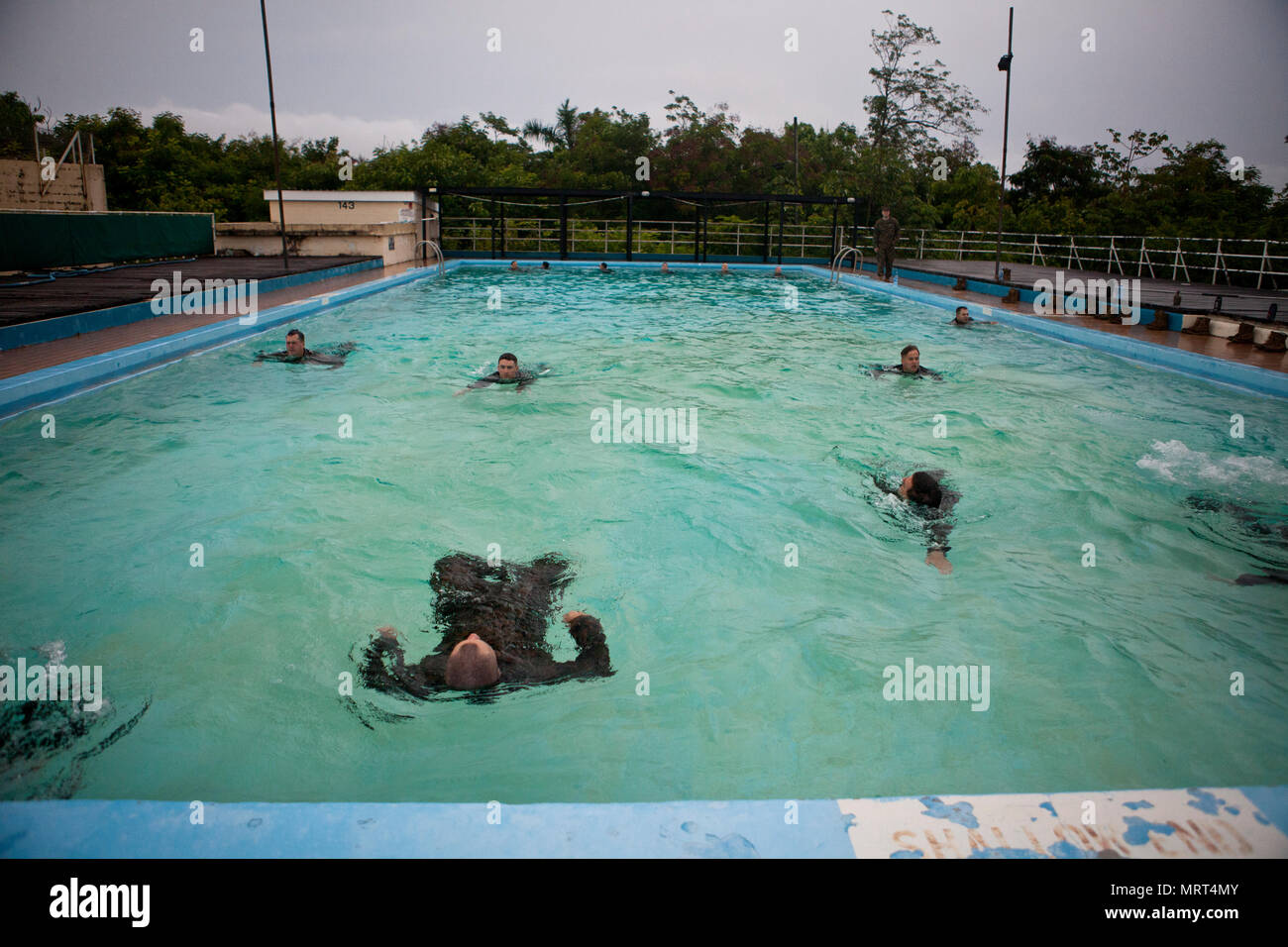 Les Marines américains avec le Belize, la coopération en matière de sécurité du détachement de l'équipe de formation, SPMAGTF-SC, participer à l'entraînement physique à : Barracks à Ladyville, Belize, le 22 juin 2017. Les Marines et les marins d'SPMAGTF-SC sont déployés à l'Amérique centrale pour les six prochains mois pour mener la coopération de sécurité et de formation projets d'ingénierie avec leurs homologues au Honduras, Guatemala, Belize et El Salvador. (U.S. Marine Corps photo par le Cpl. Melanie Kilcline) Banque D'Images