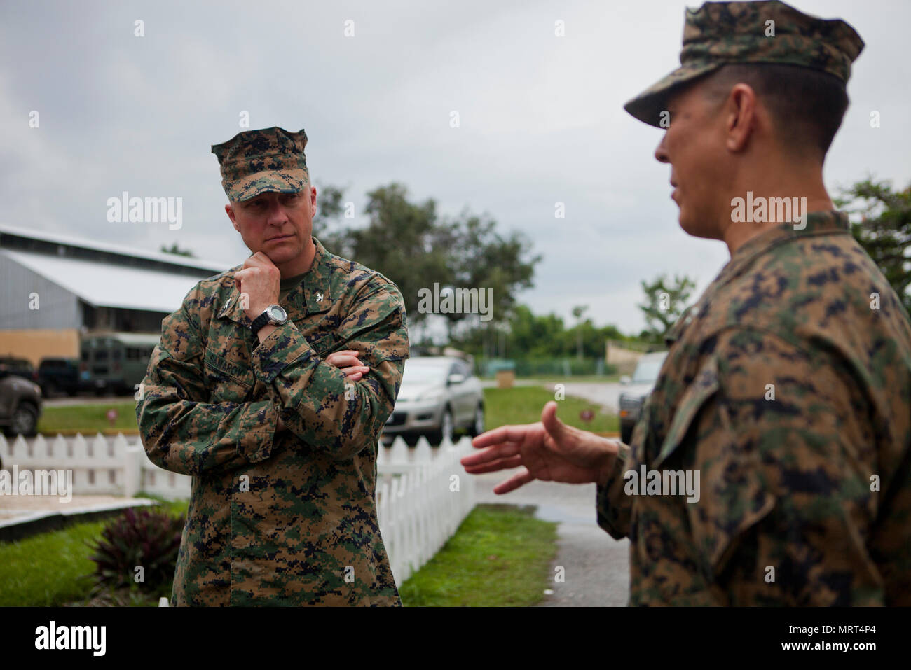 Le colonel des marines américain Michael C. Samarov, commandant de la Marine à des fins spéciales du Groupe de travail air-sol - région Sud, à l'écoute de U.S. Marine Capt Andrew J. Beck, officier responsable du détachement de la Belize, la coopération en matière de sécurité, l'équipe de formation SPMAGTF-SC, à : Barracks à Ladyville, Belize, le 21 juin 2017. Samarov visité éléments de son unité et a rencontré plusieurs dirigeants clés au cours de sa pratique à différents pays d'Amérique centrale en ce qui SPMAGTF-SC est en fonctionnement. Les Marines et les marins d'SPMAGTF-SC sont déployés à l'Amérique centrale pour les six prochains mois pour conduite sécurité g Banque D'Images