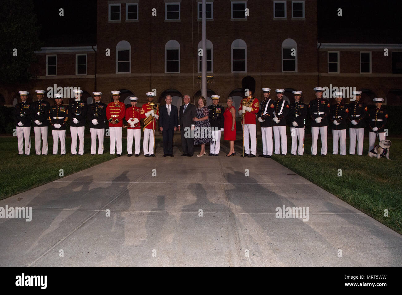 Le Secrétaire à la défense, Jim Mattis est secrétaire d'Etat avec Rex Tillerson et sa femme à la suite d'un coucher du soleil Renda Tillerson parade au Marine Barracks à Washington Arlington, Va., 30 juin 2017. (DOD photo par le sgt de l'armée américaine. L'Amber I. Smith) Banque D'Images