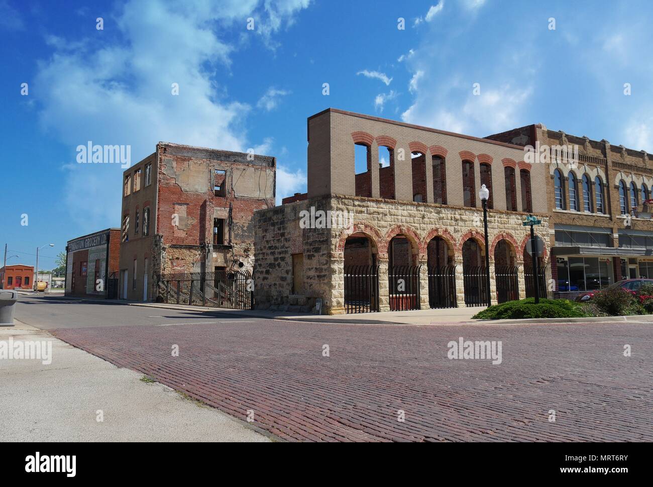 PAULS VALLEY, OKLAHOMA — LE 2017 AOÛT : les ruines d'un ancien bâtiment et les rues pavées ajoutent une attraction pour inviter les visiteurs à visiter Pauls Valley, Banque D'Images