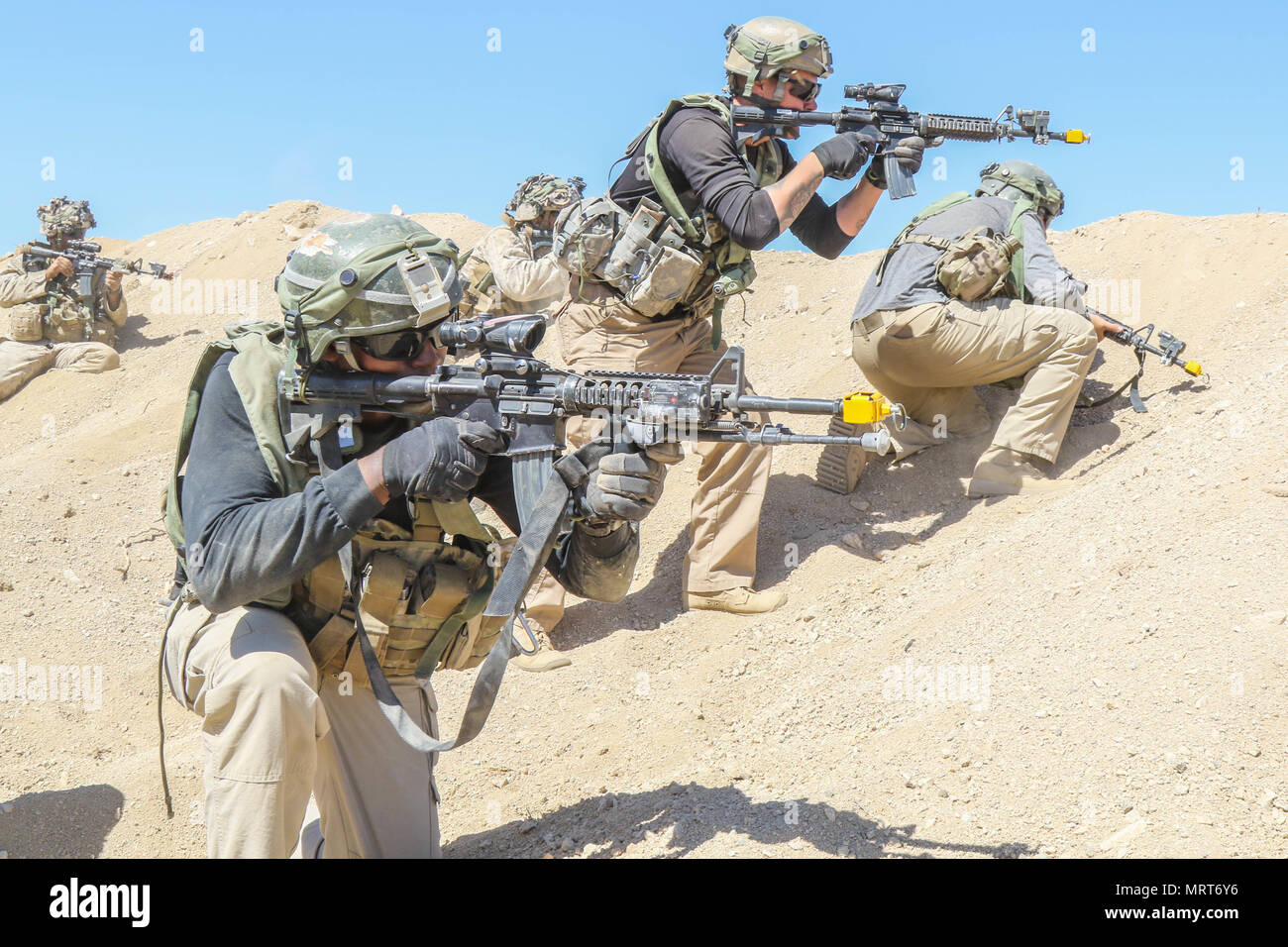 FORT IRWIN, en Californie - Troopers du Quartier général du régiment et de l'Administration centrale, des troupes de l'Escadron de soutien régimentaire, 11e Régiment de cavalerie blindée, combattre aux côtés des marines américains de e compagnie, 2e Bataillon, 4e Régiment d'infanterie, 1 Division de marines, Camp Pendleton, Californie, siégeant en tant que guest Troopers, pendant leur Blackhorse assaut sur la 1ère Stryker Brigade Combat Team, 4e Division d'Infanterie Brigade du domaine de soutien à l'extérieur du passage alpin, Centre de formation national, le 30 juin 2017. Cette phase de rotation NTC 17-07,5 a contesté la Brigade Raider sa capacité de mener une défense contre une n Banque D'Images