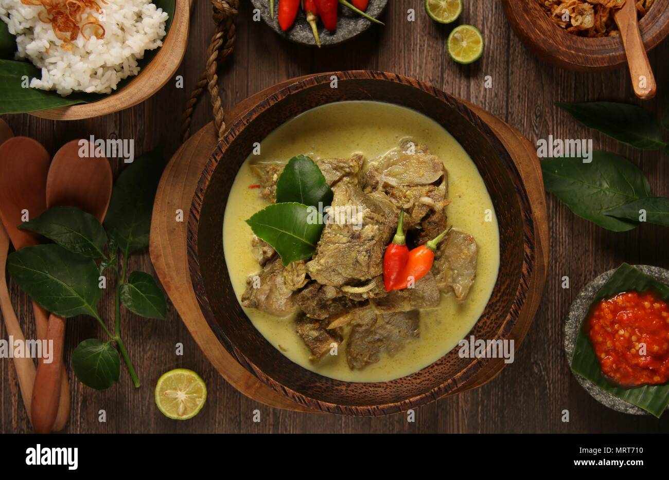 Gulai Kambing. Potage au curry de mouton traditionnel javanais. Banque D'Images