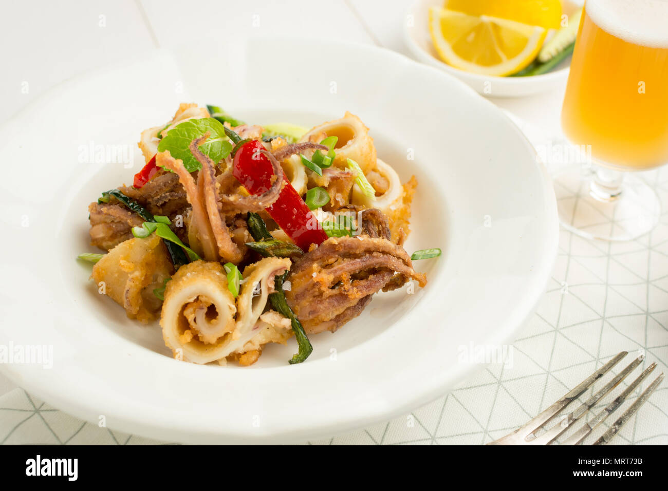 Calmars frits calamars tentacule avec piment et les feuilles de menthe Banque D'Images