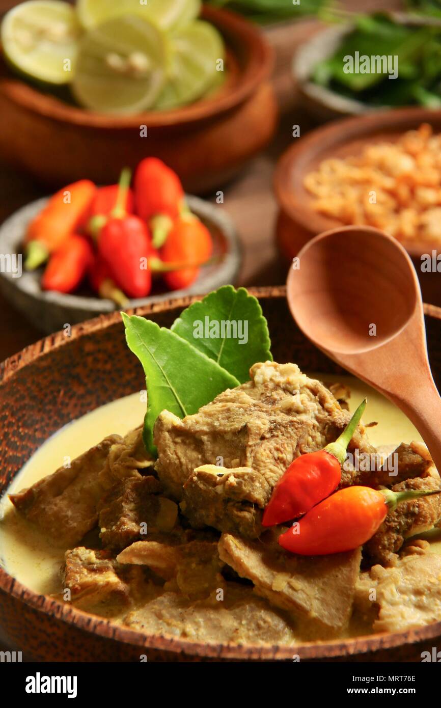 Gulai Kambing. Potage au curry de mouton traditionnel javanais. Banque D'Images