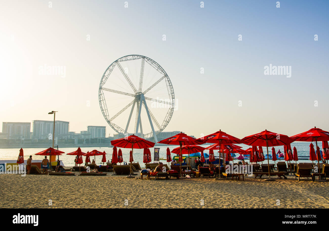 Dubaï, Émirats Arabes Unis - 8 mars, 2018 : transats à JBR, Jumeira Beach Resort Beach avec Ain Dubai, avenir de l'attraction plus grande roue et Banque D'Images